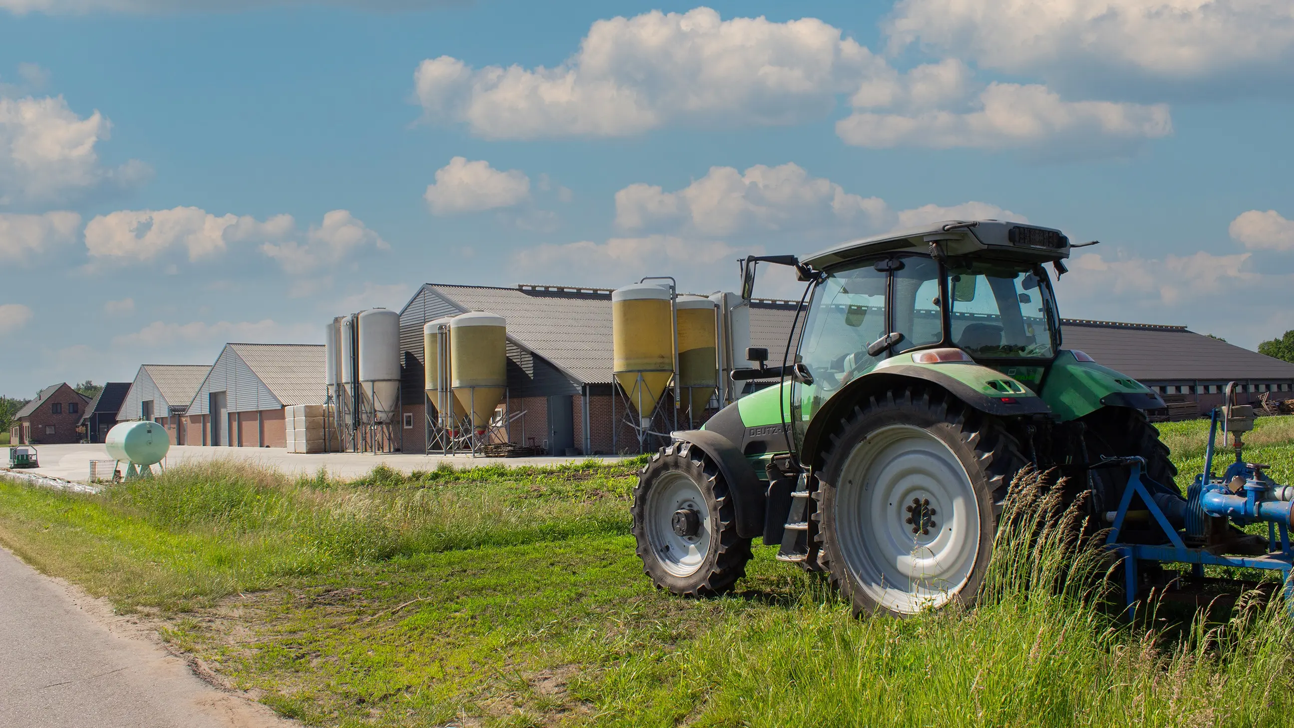 Tractor bij pluimveebedrijf