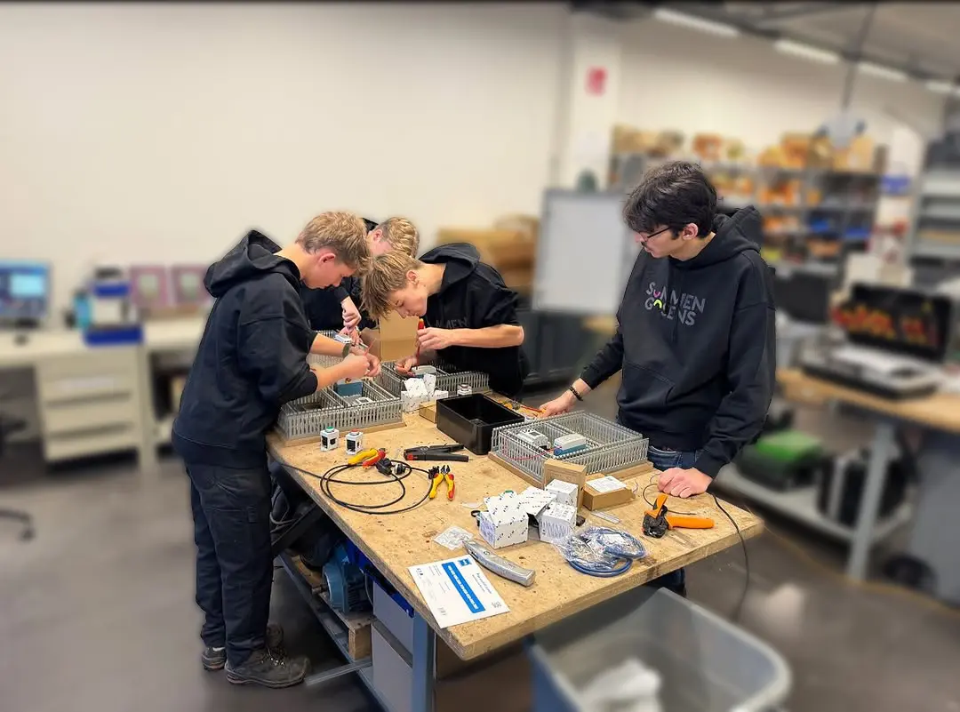 Leerlingen in de werkplaats